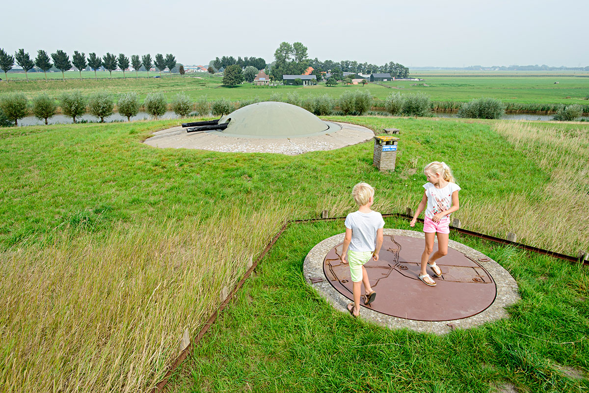 Kinderen spelen buiten bij het fort